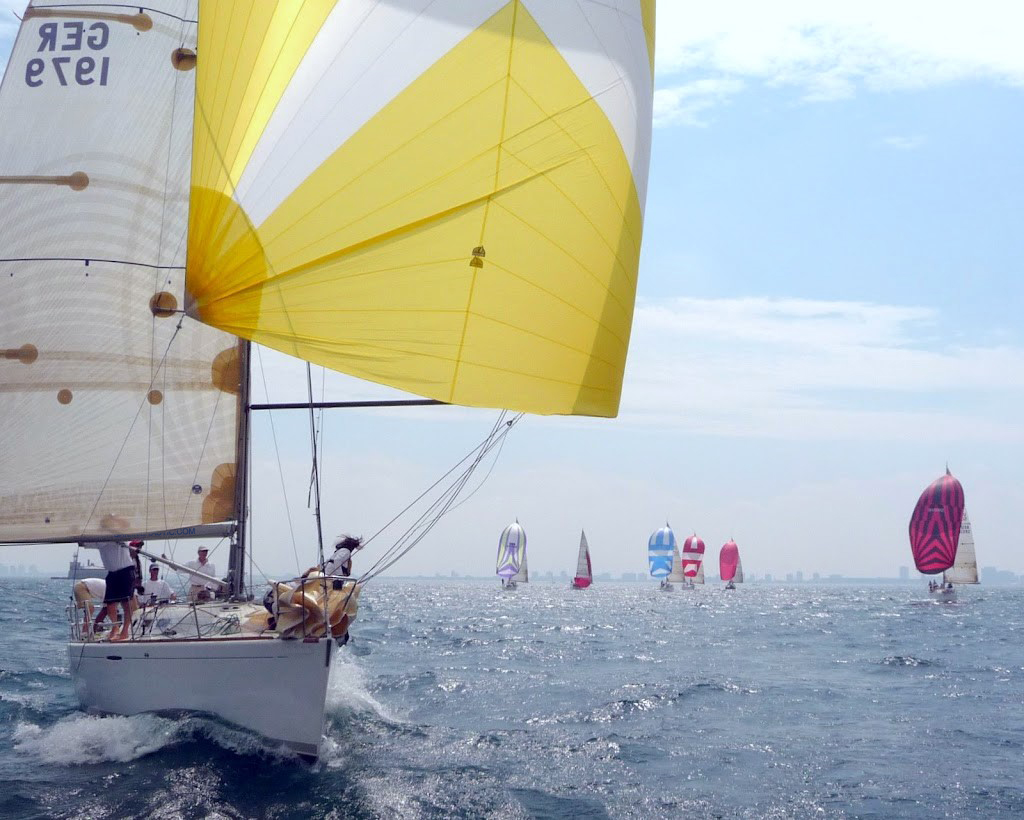 navegando de popa con spi y barcos en el horizonte